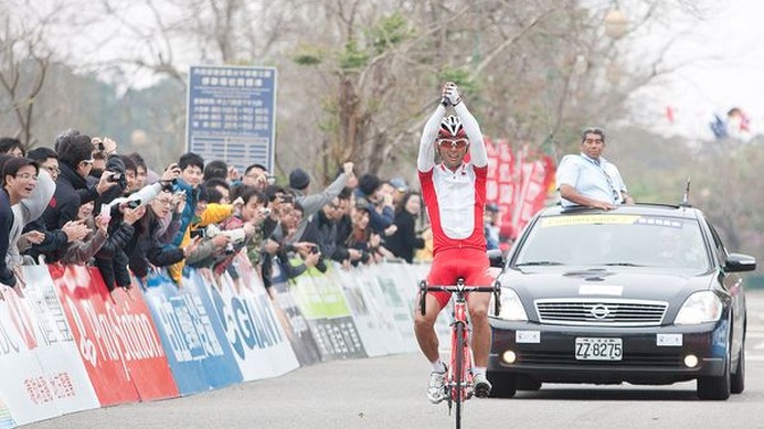 　3月24日にチャイニーズ・タイペイで行われたツール・ド・台湾の第5ステージ（距離111.22km）で日本ナショナルチームの福島晋一（39）が88kmを独走して優勝した。