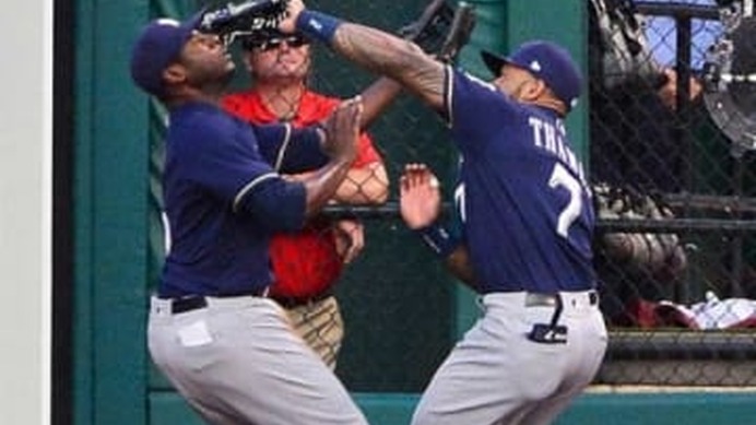打球を追って交錯したブルワーズのケイン（左）とテームズ【写真：Getty Images】