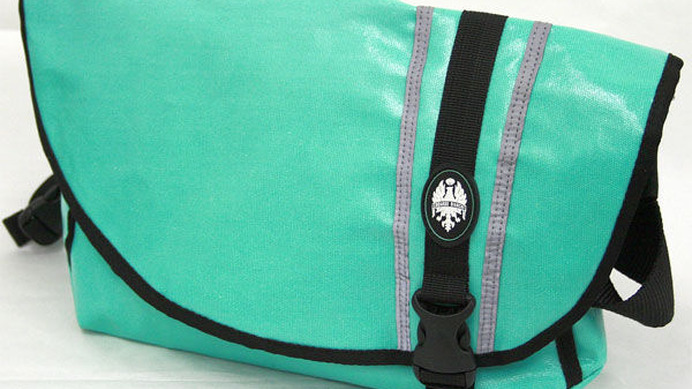 　GooStyleShopに人気ブランド「ビアンキ」のバッグが入荷した。人気のラミネートコーティング素材にリフレクターを付属したビアンキの新シリーズも入荷している。