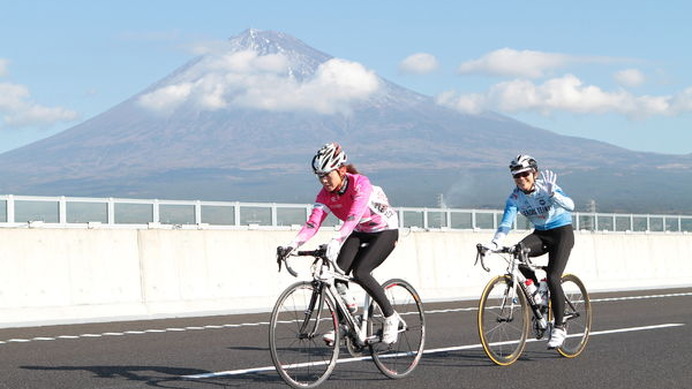 「ふじのくにサイクルフェス2011 in 新東名」が11月26日に静岡県の新東名高速道路本線上で開催され、およそ1,800人のサイクリストが開通前の高速道路を疾駆した。