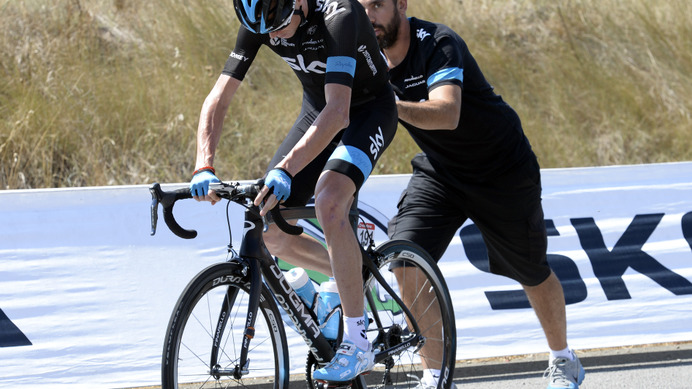 ブエルタ・ア・エスパーニャ第12ステージで自転車を交換するクリストファー・フルーム