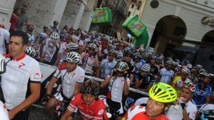 　今年で16回目を迎える「ラ・ピナレロ サイクリングマラソン」のオフィシャルツアー開催が決定した。まるでイタリアに家族ができ、イタリアが故郷になるかのようなスペシャルなツアーで、北イタリアの古都トレビーゾを舞台に毎年7月に開催されるグランフォンドは、その