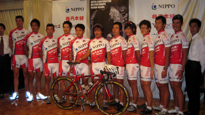　2月23日に都内でロードレースの国際登録チーム、NIPPOコーポレーション・梅丹本舗・エキップアサダの記者発表が行われた。今季の活動は10カ国・30イベント・100日間のレースをこなす。チームを率いる浅田顕監督（39）は「2010年に日本チームとしてツール・ド・フラン