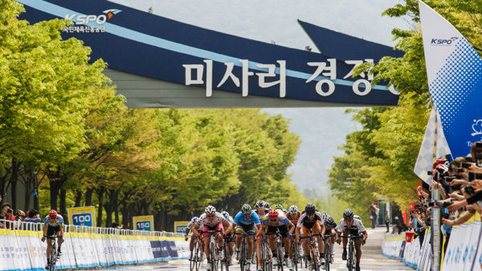 　韓国最高峰の自転車ロードレース、ツール・ド・コリアが4月29日に8日間の全日程を終了し、KSPOのパクソンベクが2度目の総合優勝を達成した。総距離は880km。