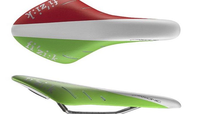 　イタリアのベネト州ポッツォレオーネに本社を置くフィジークは5月4日開幕のジロ・デ・イタリア開催を祝って、 イタリアの三色旗を大胆にあしらった「アリオネR3イタリアントリコローレ」を世界限定1,000個でリリースする。21,000円。予約は5月6日までの期間のみ、先着