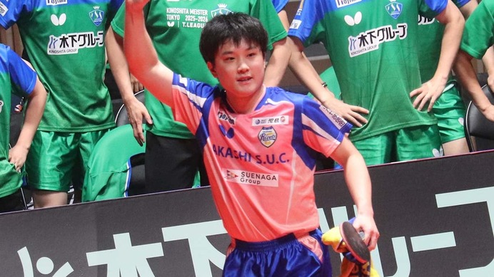 張本智和、強行出場のエースがもたらした逆転勝利「Tリーグまでアジア選手権の気持ち」　シングルス7連勝で岡山を牽引