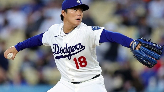 【MLB】山本由伸、フリーマンの送球ミスをジャンプで好捕し“ベースに着地”　地元メディアは冷や汗「ファンは心臓発作を起こしかけた」