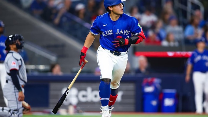 【MLB】「岡本和真は打席内でさらに後ろへ」公式放送局が“大胆な打撃改善”に着目……好調を示すバレル率の急上昇「6.0％→25.0%」