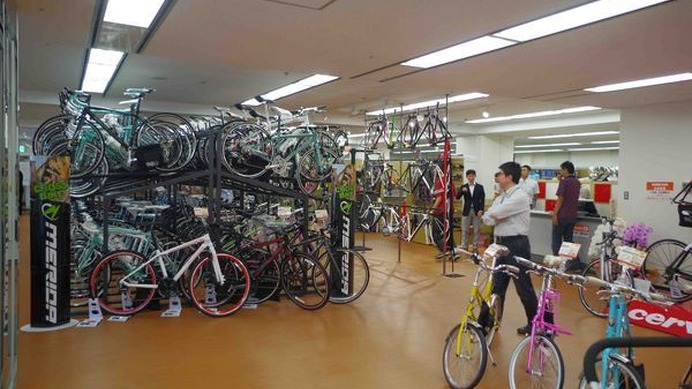 　大阪のメインストリート御堂筋に隣接する中央区本町にワールドサイクルのサイクルショップ「ベックオン」が10月2日にグランドオープンする。大阪の中心地でありながら店内は非常に広く、100台を超えるスポーツ自転車のモデルやウエア、アクセサリーと幅広く商品がそろ