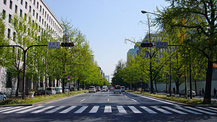 　大阪・御堂筋の東西に5mずつある側道で自動車などの通行を規制した際の交通影響を調査する社会実験を大阪市が23日から7日間行う。24日の12時から19時までは自転車通行空間も確保され、自転車利用の頻度や人数なども調査される予定。管轄区域となる大阪市中央区の柏木