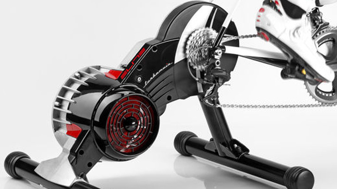 後輪を取り外して自転車を装着するダイレクトトランスミッション方式のホームトレーナーがイタリアの専門メーカー、エリート社から発売された。