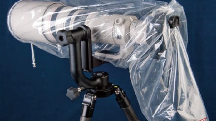 オプテック社のレインスリーブシリーズに「レインスリーブメガ」が追加された。20.3cmから63.5cmまでの全長のカメラとレンズをスッポリと覆い、雨から守る役目を果たす。600mm F4クラスの大口径望遠レンズにも対応していて、ツール・ド・フランスなどを取材するカメラマ