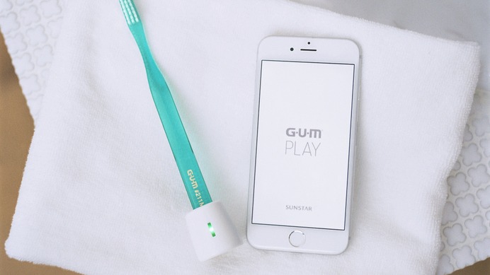 サンスターがスマートフォンと連動する歯ブラシ「G・U・M PLAY」を開発。