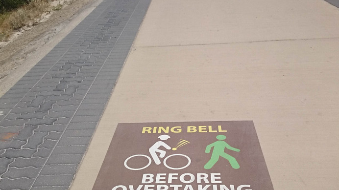 自転車は歩行者を追い越すときにベルを鳴らせ