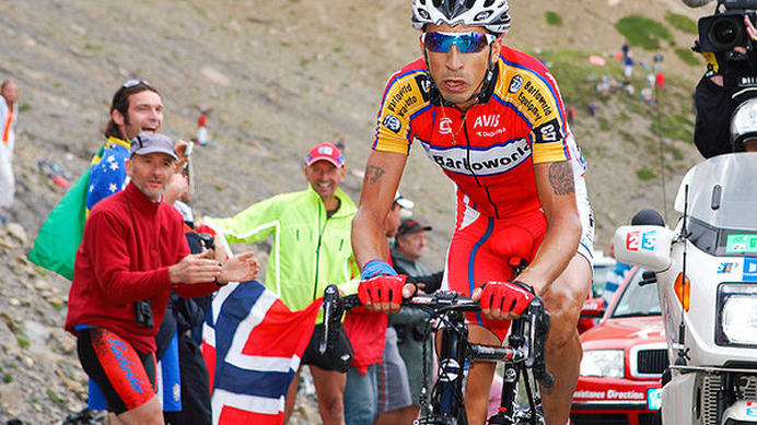 　ツール・ド・フランスは7月17日、アルプスの山岳コースを走る第9ステージ（バルディゼール～ブリアンソン間159.5km）を行い、コロンビアのフアンマウリシオ・ソレル（24＝バルロワールド）がガリビエ峠の上り坂で独走を決めて初優勝を果たした。マイヨジョーヌと山岳