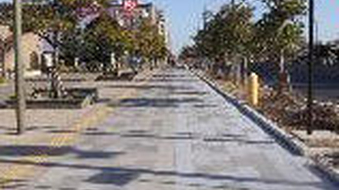 千葉県の浦安市は、市内の美浜一丁目から日の出五丁目までを走るシンボルロードに、自転車の通行位置を分かりやすくするため標識の設置や路面の色分けによる通行区分（ブルーゾーン）の明示を行った。