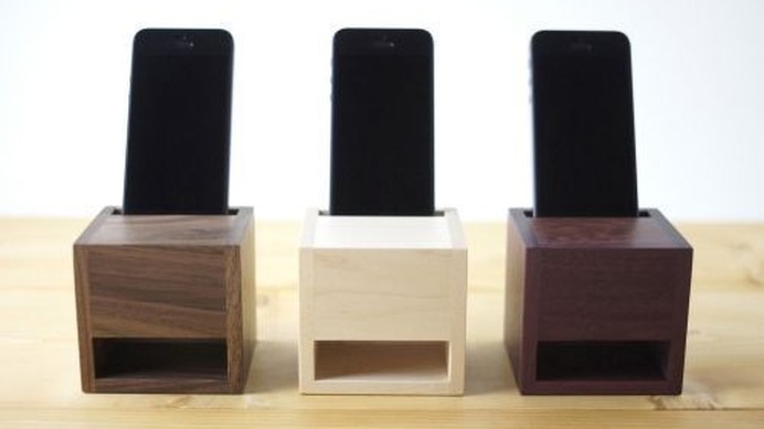 マザーアンドチルドレンから販売中の「NEW　FAMILY　TREE」iPhone Woodスピーカースタンド　NISシリーズは、電源不要でコンパクトな木製スピーカー。iPhoneを挿すだけで音楽やラジオを楽しむことができ、旅先やピクニックなどのアウトドアで活躍しそうなアイテムだ。
