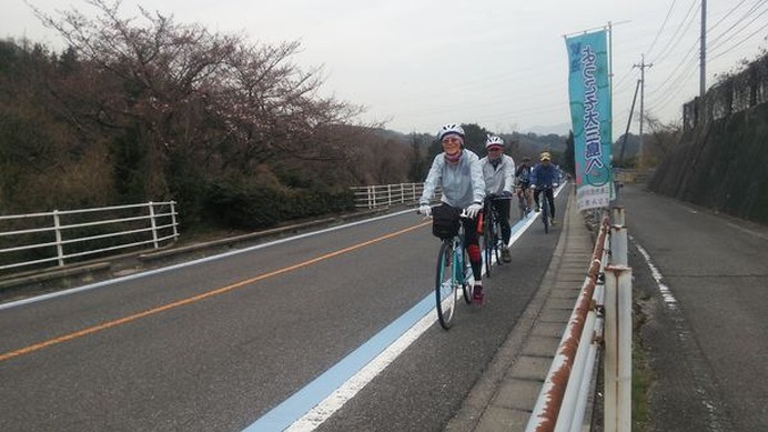 サイクリングをすることで健康と生きがいと友情が得られるという「自転車新文化」を提唱する愛媛県が、県全域でだれもが自転車を楽しめる「愛媛マルゴト自転車道」を展開。走りごたえのある11コース、ファミリー向け15コースを設定し、道路左端に「ブルーライン」という