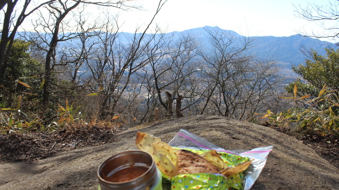 難台山頂上では、筑波山を眺めながら山ゴハン。パンとスープを頂く。