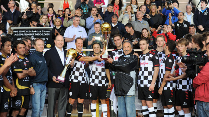 F1のアロンソとモナコのアルベール2世が慈善サッカー対決