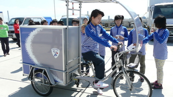 子どもたちが佐川急便の配達用自転車に挑戦