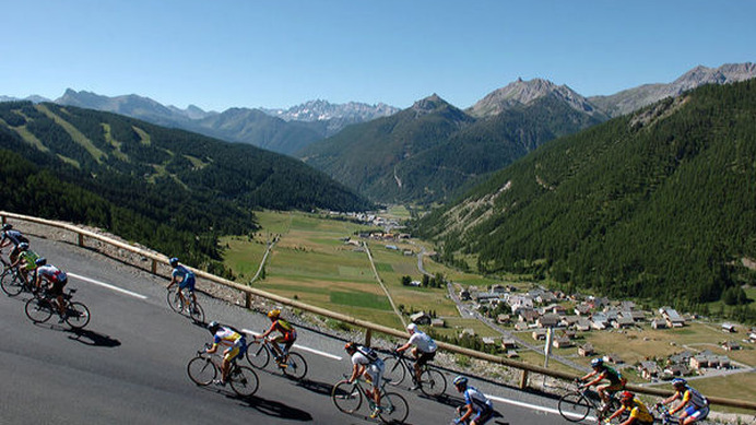 　9,000人を超える一般サイクリストが、ツール・ド・フランスの1ステージを走る人気イベント「エタップ・デュ・ツール」。16回目となる08年は7月6日に、ピレネー山脈のポー～オタカム間165kmの第10ステージで開催される。標高2,115mのツールマレー峠と、ゴールのスキー