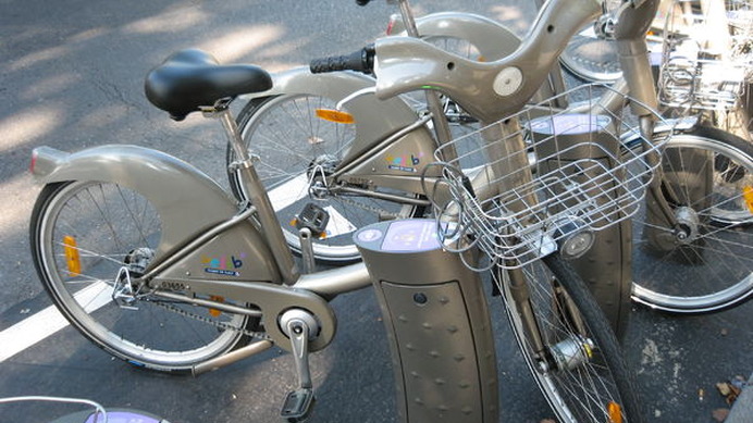 　フランスの首都パリでは、07年7月15日にスタートしたレンタル自転車システム「Velib'＝ベリブ」が大ヒット。利用料を抑え、好きなときに好きな場所で借りることができるのが魅力。交通渋滞、排気ガスや騒音問題の緩和、地球温暖化の抑制のためにパリ市が取り組む本気