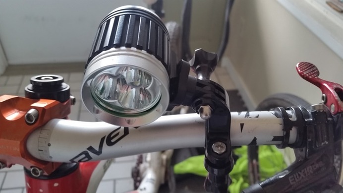 3500ルーメンの明るさで夜道を照らす「The Brightest Bike Light Ever」