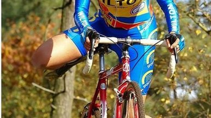 　日本自転車競技連盟は11月13日に2007年～2008年シクロクロス強化指定選手としてエリート男子の辻浦圭一（27）、同女子の豊岡英子（27）、荻島美香（36）らの名前を発表した。