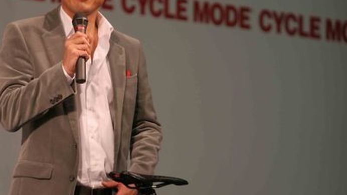 　日本最大級の国際自転車展示会「サイクルモード・インターナショナル2007」は11月18日、千葉市の幕張メッセで東京会場としての最終日を迎えた。トークショーには今年8月に二代目自転車名人に選ばれた俳優の鶴見辰吾（43）が出演。自転車にかける思いを熱く語った。