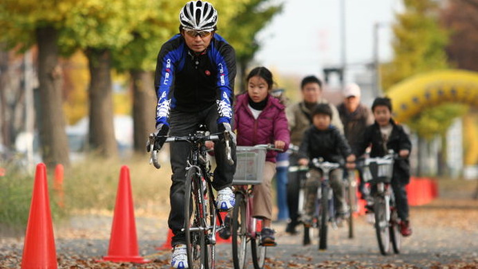 　自転車を取り巻く道路事情を考え、安全・快適に自転車のある生活を楽しもうというイベント、「相模原からはじまる自転車再発見フォーラム」が12月2日に神奈川県の相模原市役所や国道16号沿道で行われた。相模原市在住で、同市名誉観光親善大使を務める元F1ドライバー