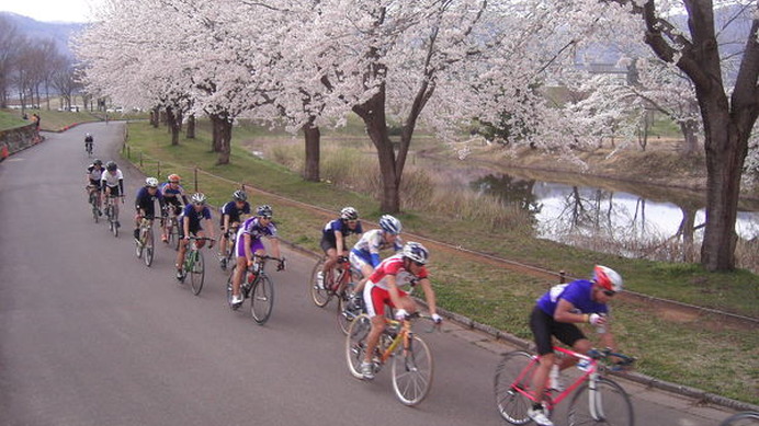 　日本学生自転車競技連盟の主催する「全日本学生ロードレースカップ」の2008年度第1戦となる「菜の花飯山ラウンド」が4月19・20日に長野県飯山市で開催される。昨年、飯山市で初の自転車競技大会として開催された同ラウンド。今年は1日目が信濃平スキー場周辺でのヒル