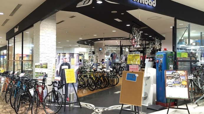 スポーツサイクル専門店ワイズロード船橋店。ショッピングモールのビビット内に店舗を構える