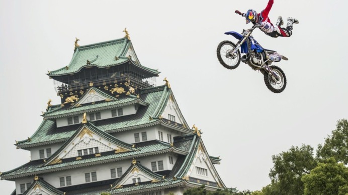 大阪城を背に飛び上がるトーマス・パジェス（2013 年大阪大会より）