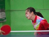 女子卓球選手が顔面でラリー！ハリの良さを伝える「顔面卓球少女」 画像