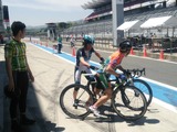 団長安田と小島よしおが表面上は仲よく自転車耐久を走る 画像
