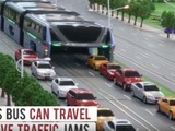 わずか1年で中国の渋滞が解決？自動車の上を超えて走る高架バスがスゴイ！ 画像