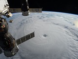 台風18号、上空から捉えた姿に「恐い」など多数の反応 画像