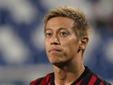 本田圭佑、長友佑都の自宅で食事…専属シェフと3ショット「噛みしめたみたいです。笑」 画像