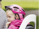 市販のキャリアに取り付けられるノルウェーの自転車用チャイルドシート 画像