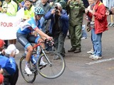 【ツール・ド・フランス14】ジャック・バウアーが1級山岳をウィリーで駆け上る！観客は大喜び 画像