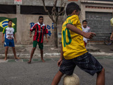 これが、サッカー王国ブラジル！素人おじさんの足技がすげぇぞ 画像