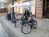 やっぱり自転車で傘はさせないんだな、と確認できるバイクアンブレラ 画像