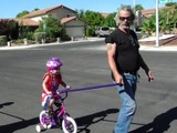 ファンキーなおじいちゃんが孫を安全に3輪車へ乗せようとした結果… 画像