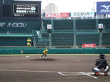 甲子園のマウンドに上がって投球する「甲子園球場マウンド投球イベント」開催 画像