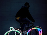 夜間のサイクリングが楽しくなるホイールライト登場 画像