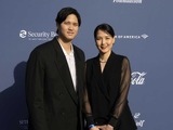 【MLB】大谷翔平と真美子さん、52歳のロバーツ監督に“誕生日プレゼント”を贈る　指揮官は満面の笑み「素晴らしい贈り物」 画像