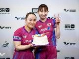 伊藤美誠、早田ひなへ25歳の誕生日サプライズで満面笑顔　“みまひな”ペアのダブルス復活戦はインドペアに逆転勝ち【卓球・USスマッシュ】 画像