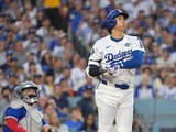 【MLB】大谷翔平、衝撃のWS2号直後の1枚に公式注目「オオタニのバットを探して」　CY賞右腕からの一打に本拠地熱狂 画像