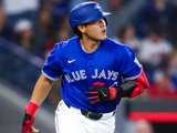 【MLB】11号アーチを放った岡本和真への恒例ドリンクシャワーでハプニング……女性レポーターが巻き添え、仕掛けた選手が謝罪のハグ 画像